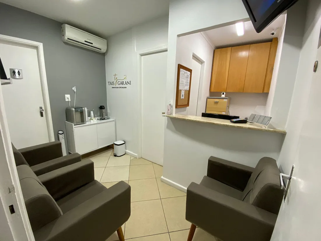 Recepção do consultório com poltronas e balcão
