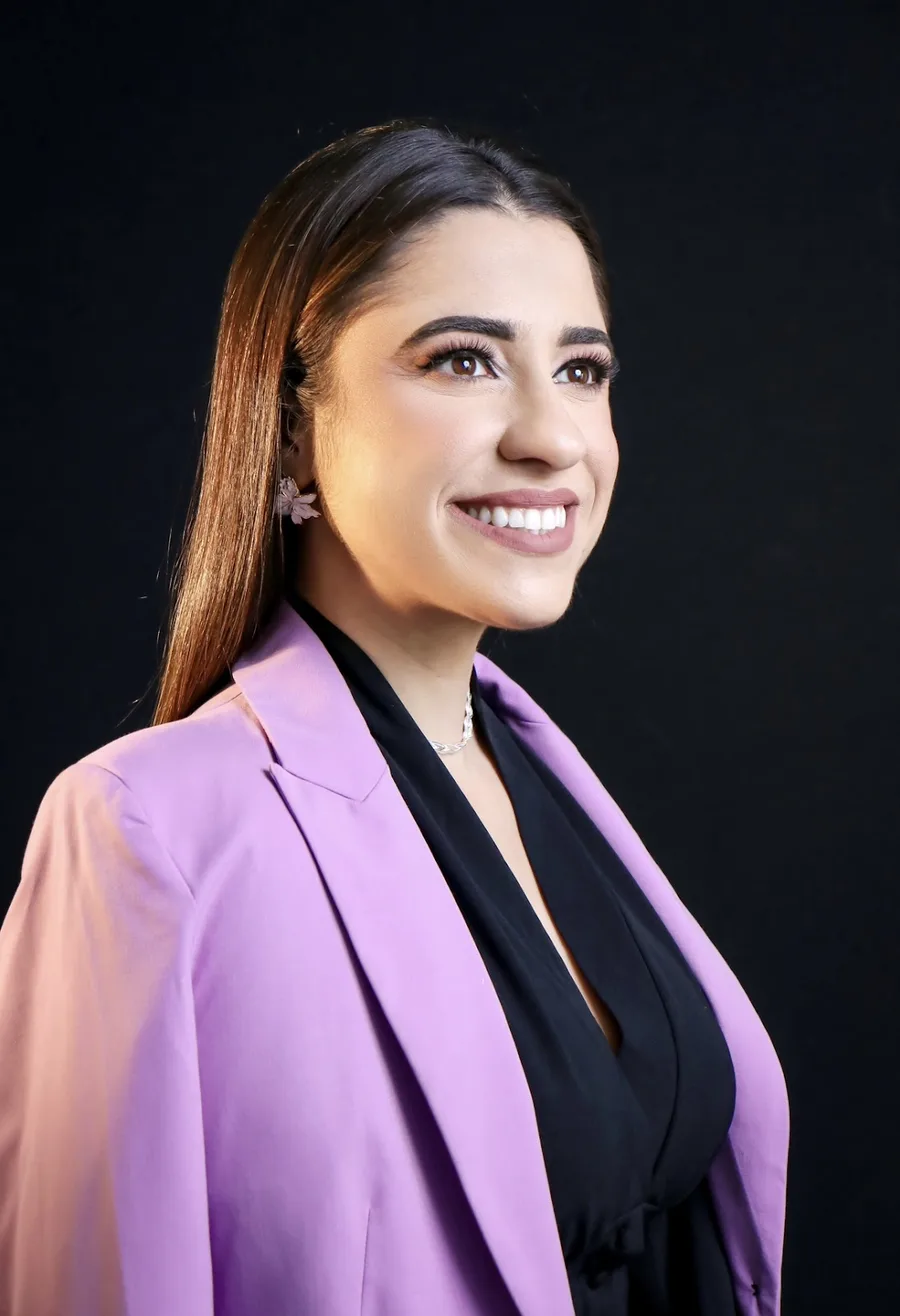 Dra. Taís Garani, dentista, sorrindo em retrato de estúdio