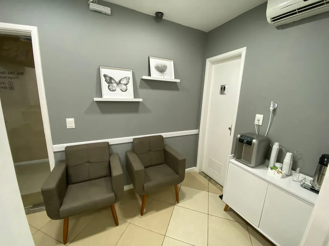 Sala de espera com poltronas e quadros